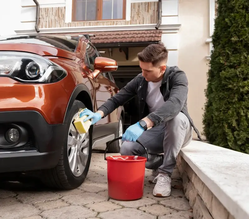 Lavage auto à domicile Courchevel : professionnel intervenant sur un véhicule